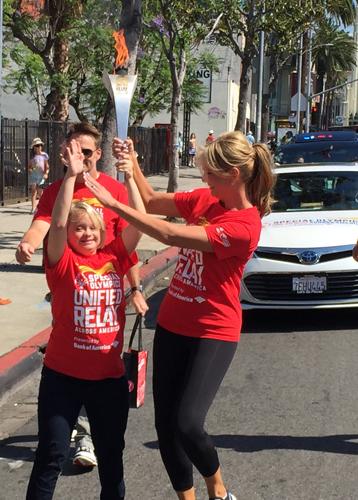 RT to give <a href="/nancyodell/">Nancy O'Dell</a> &amp; <a href="/TheLaurenPotter/">Lauren Potter</a> a high 5 for helping #passtheflame for respect &amp; inclusion! #UnifiedRelay