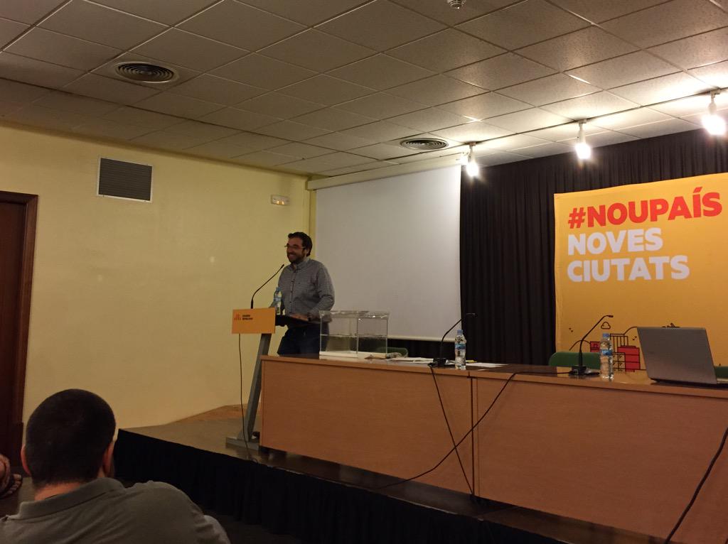 erc_sbd's tweet image. Juli Fernàndez rep els assistents al Congrés Comarcal d'ERC. "Tenim molts ganes i il·lusió per canviar Sabadell"