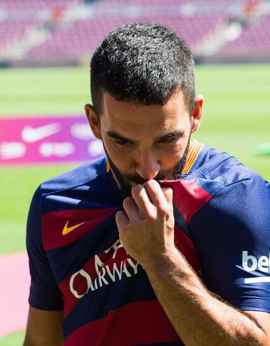 FutboI_Noticias's tweet photo. Arda Turan beso el escudo... http://t.co/6XFr77LTDT