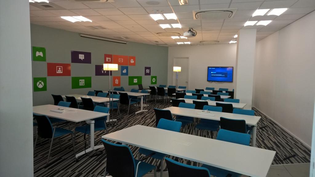 GosiaSzuta's tweet image. #CodingChillout zone ready for tomorrow, live music, pizza, chilled music &amp;amp; some #coding....what could be better ?