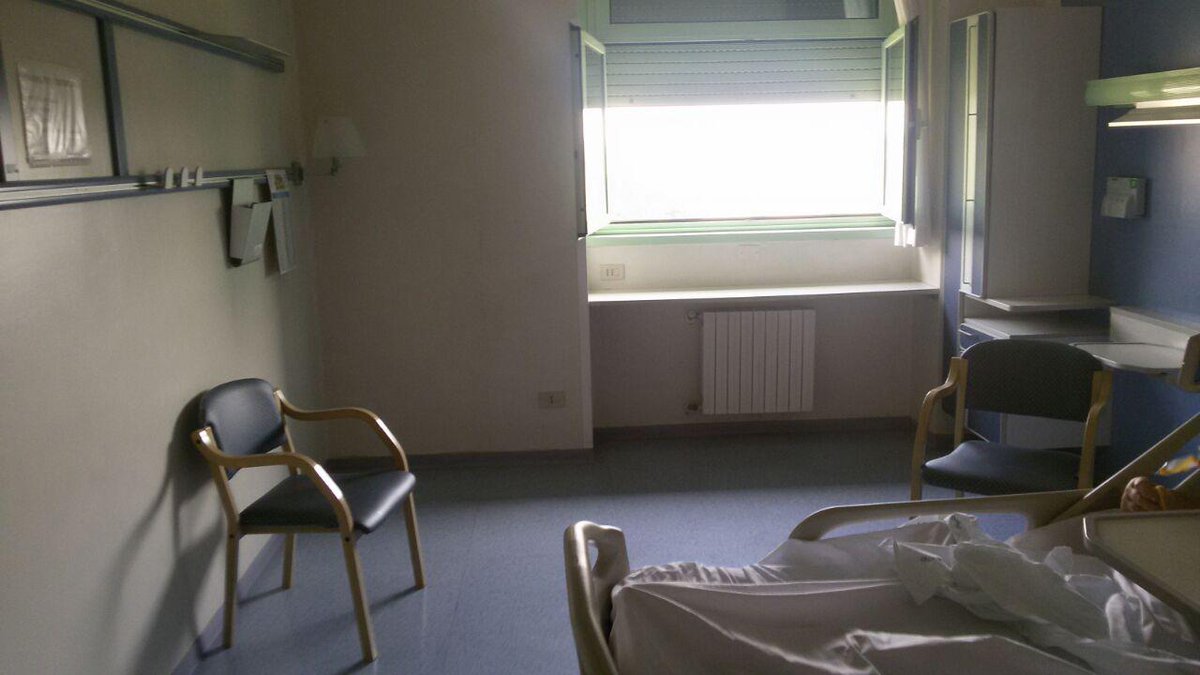 Fieraest's tweet photo. Policlinico Tor Vergata, nei reparti senza aria condizionata 
http://t.co/EWXVk4KC8T http://t.co/oQpQSg9lcu