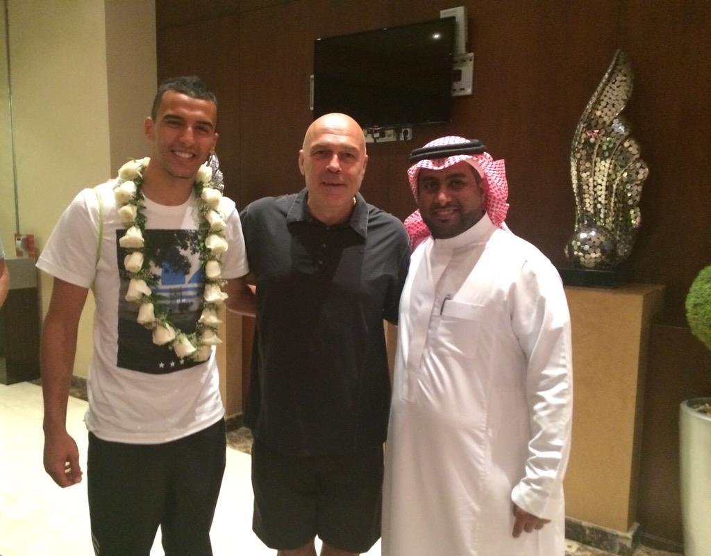 ALAHLI_FC's tweet photo. تواجد المدرب جروس في الفندق المخصص لإقامة اللاعب السويدي نبيل بهوي حيث رحب به وتمنى له التوفيق في تجربته الجديدة . http://t.co/sEMd72wZ8X