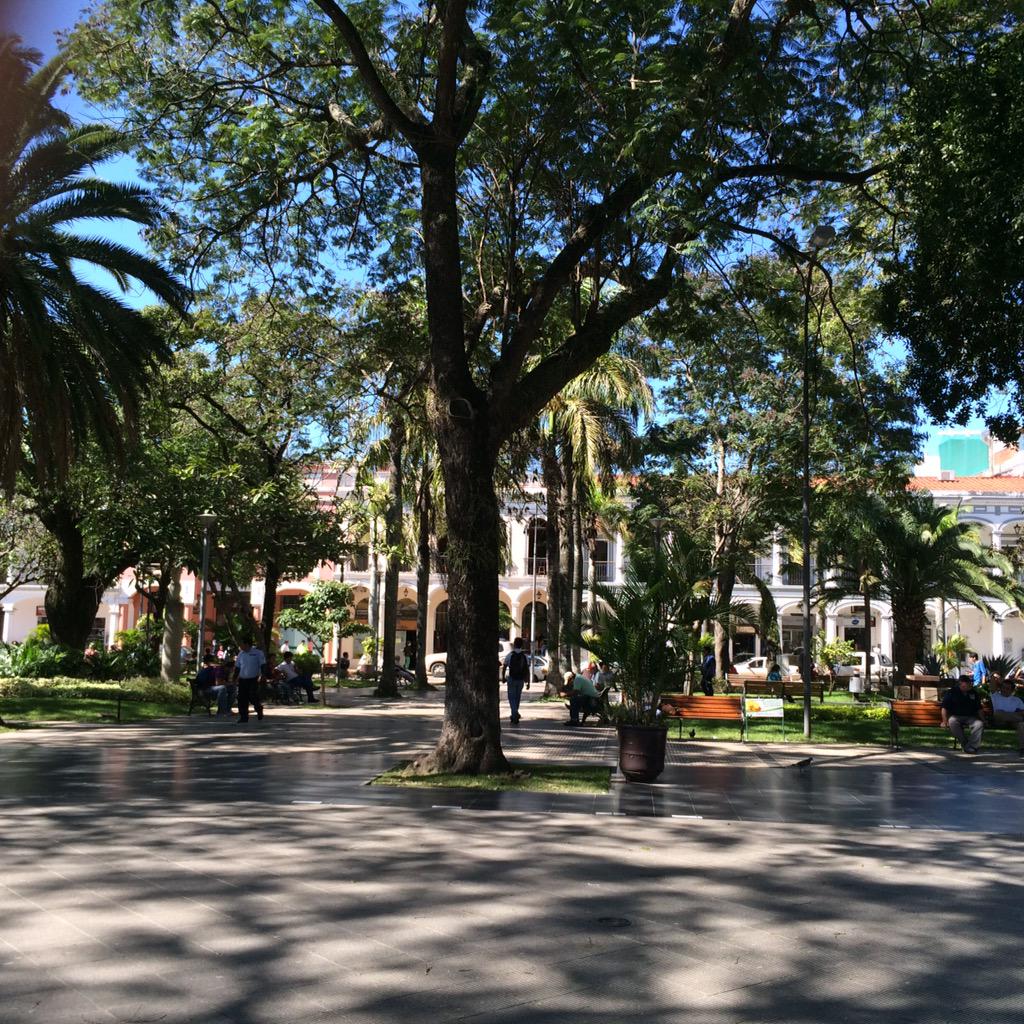 VaticanMagazin's tweet photo. Santa Cruz: Der Hauptplatz im historischen Zentrum - nicht mal ein Café... http://t.co/gGYmVs9qcw