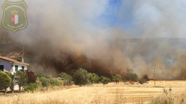 24clm's tweet photo. #IFMuades. Cortada la CM-1000 desde #Muduex a #Miralrío por el incendio declarado http://t.co/GYuAf721qE @24clm http://t.co/YldrdpwyzY
