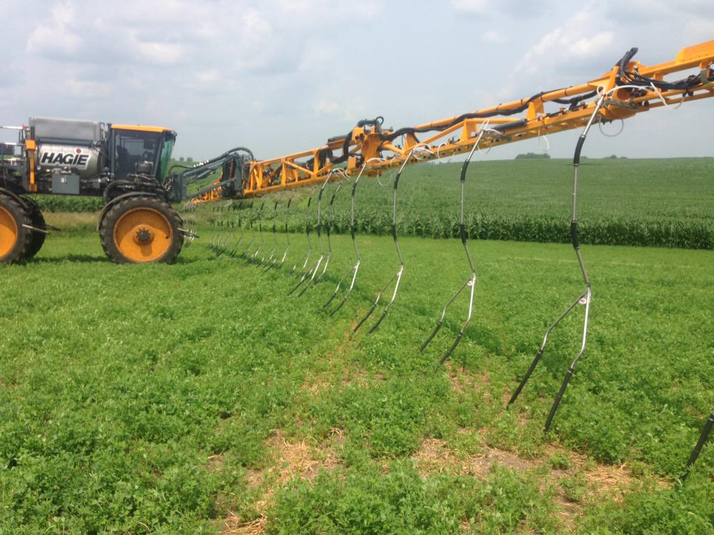 jdfarms1's tweet photo. Placing the 32% right next to the row hopefully at the right time. #mncorn #nitrogen #nutraboss @MNhagie http://t.co/tV7B3prQhx