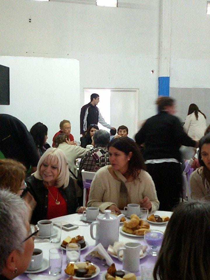 AgrupacionCZ's tweet photo. @CarmenZuccaro @RiveraCarmenA  Maravilloso té.. hoy hablamos de  Educación, con más de 80 mujeres en Del Viso! http://t.co/T4v4CYQ3tw