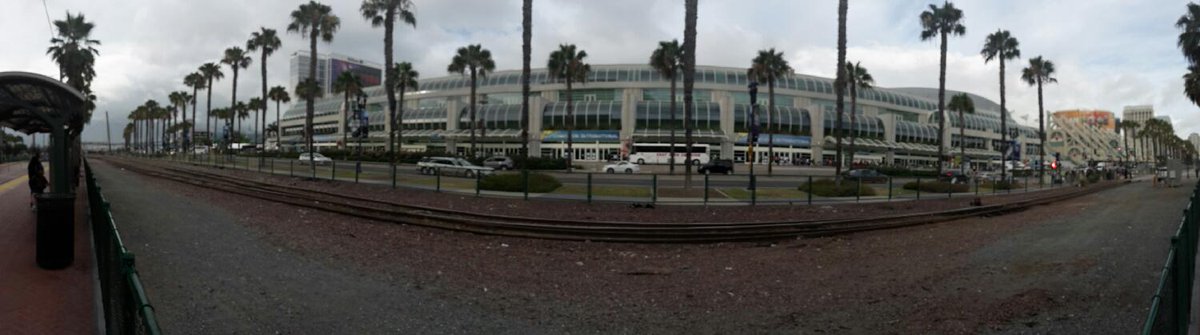 serienjunkies's tweet photo. Panorama vom Convention Center am Morgen #arndtman #AaInSD #sjtour http://t.co/dsw78MM6AR