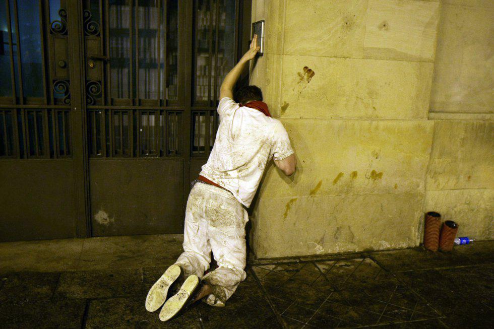 Postureo Yoga en sanfermines: Analizamos las asanas que se producen durante esta fiesta ow.ly/PrNUq