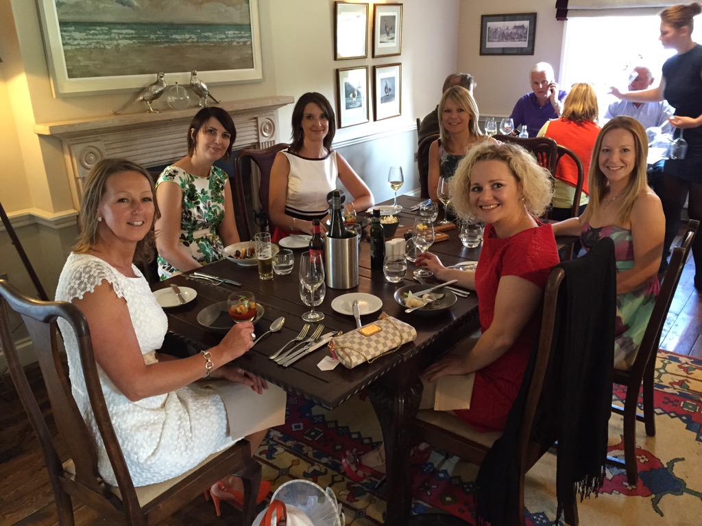 AnnaHarveyHR's tweet photo. PBLS @NewmarketRace Ladies Day #cannotwaitfornextyear @lloyd_mail @ginibee123 @VMP_2013 @DixonPhillips09 http://t.co/ThtL0nRb7h
