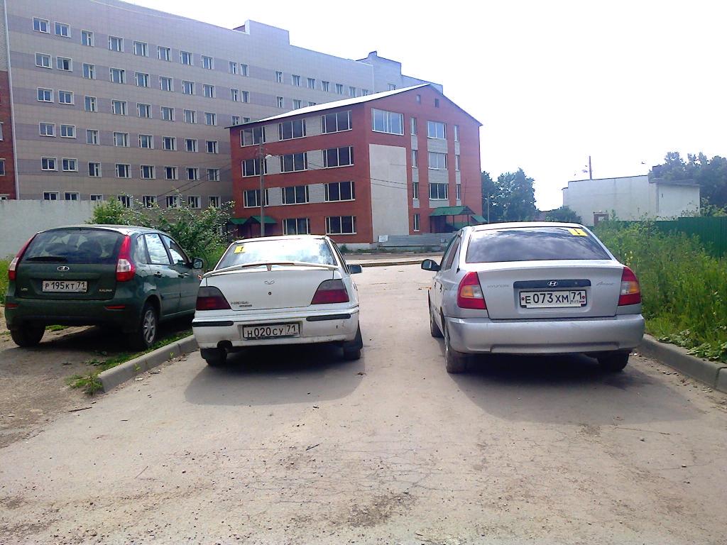 nadusha260990's tweet photo. @gibdd71 
Систематическая парковка в проходе д.132в ул.Тульская г.Алексин.Пройти с коляской и с сумками не возможно! http://t.co/Dix2O0rfY4