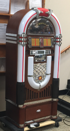 XfinityRacing's tweet photo. .@Keselowski wants that jukebox bad. He grabs 2nd at #XFINITYSeries looking to chase down @KyleBusch, lap 66/200. http://t.co/cV4fHkycKl