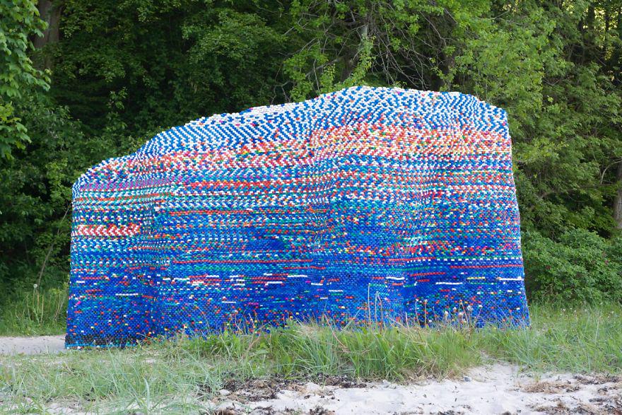 Greenpeace's tweet photo. This artist collected 75,000 bottle caps headed for the landfill and made art instead!
http://t.co/oCaKzFXcyW http://t.co/lqGWT05ESM