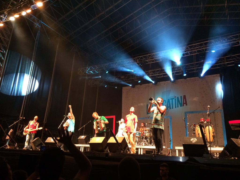 I M P R E S S I O N A N T ⚡️ 🎶 <a href="/lapegatina/">La Pegatina</a> #concertvivers #lapegatina