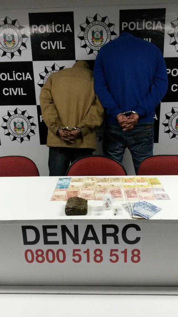 DenarcRS's tweet photo. Ação da #4DIN #Denarc na praça do B. IAPI, resulta em prisão de 2 pessoas, flagradas vendendo drogas no local http://t.co/PbaycbGLoP