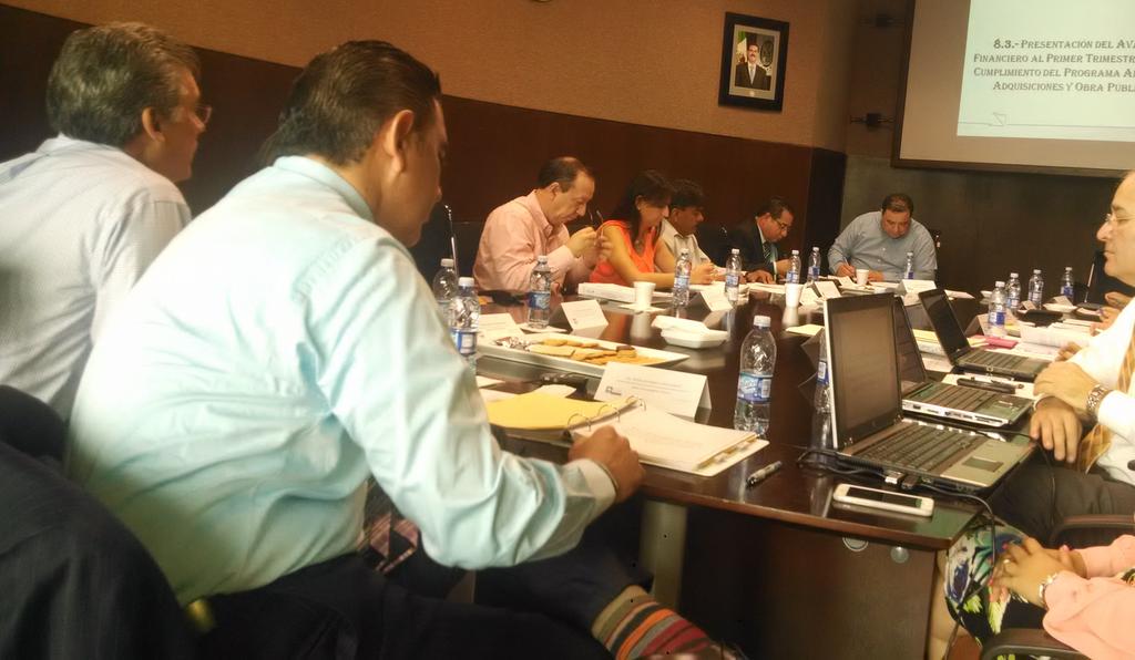 COVESSONORA's tweet photo. Presenta @Rocahuep programa de Obra Pública  en la XI Junta de Gobierno COVES @JesusAlopezz  @luisplascenciao http://t.co/lBQgLVvuQC
