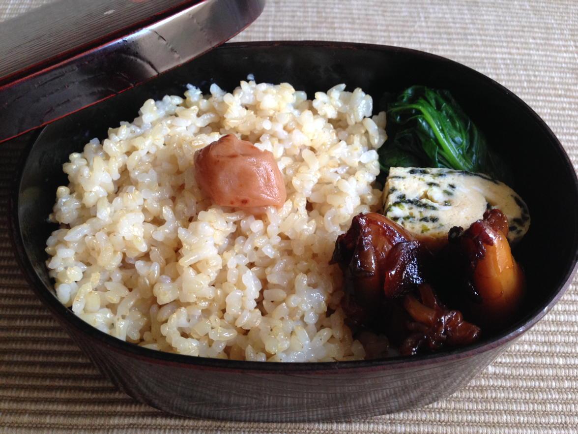 おはる おはようございます 外出用のお弁当です 小イカ 煮付 出汁巻き 刻み海苔 塩茹で小松菜ポン酢別添 玄米180gに梅干です 盛込ご飯以外で2分38秒と手直しです よろしくお願いします 小イカのお腹に小鰺いました Musobento Http T Co