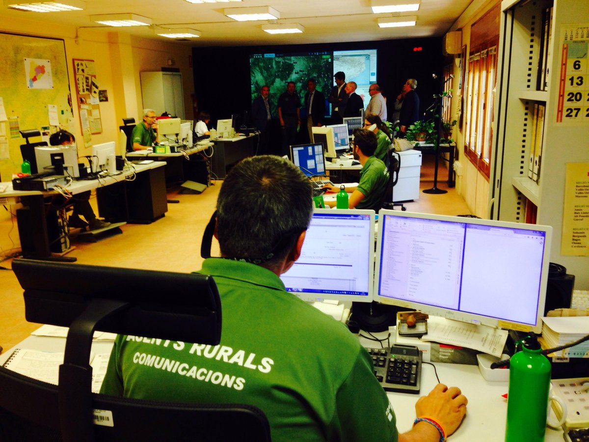 agriculturacat's tweet photo. #CapdeSala 24h 365dies/any supervisa i coordina actuacions i distirbució recursos d'@agentsruralscat arreu territori http://t.co/kGDL3ju2WS