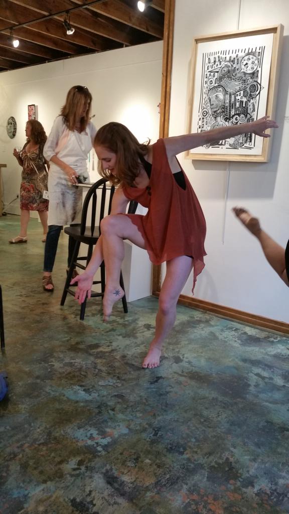 ETAndress's tweet photo. Drawing to live dancers @CielGallery #collaboratus @SouthEndCLT http://t.co/5Twp3SZhXT