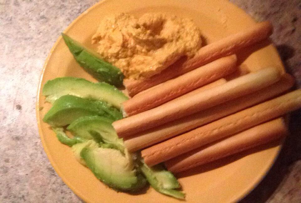 Fleur09's tweet photo. Friday night #vegan snack of piri-piri houmous, breadsticks &amp; avocado. Mmmm mmmm 😊 @KWUrsula #rocknroll http://t.co/nyEI60DjaT