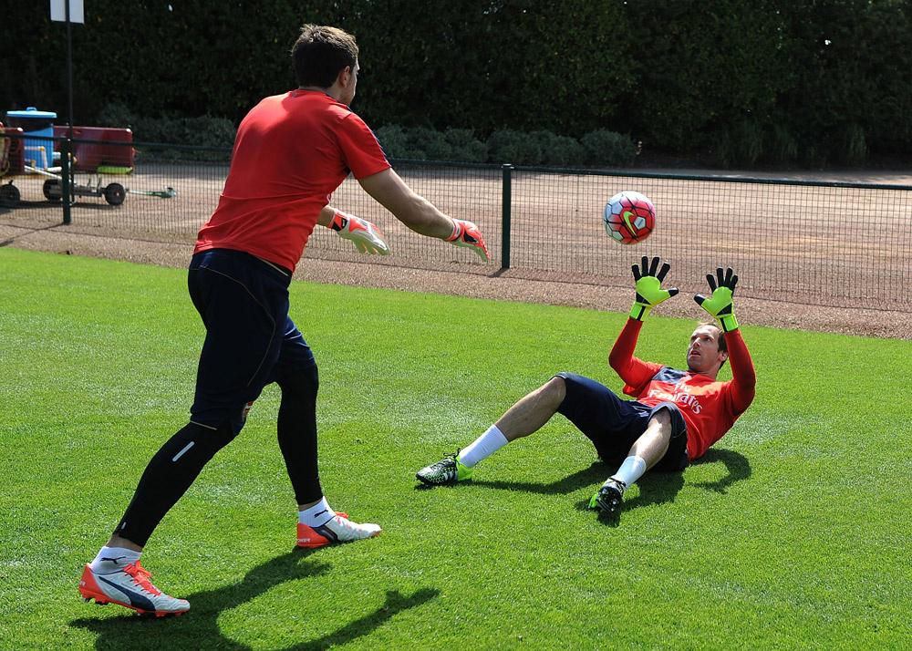 Arsenal's tweet photo. See exclusive photos from @PetrCech’s first @Arsenal training session! http://t.co/aLspez6GOo http://t.co/DSRdQonIQH