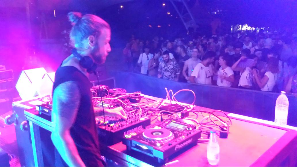 Aqui en <a href="/ElectroSplash03/">ElectroSplash Fest</a> suena Art Department