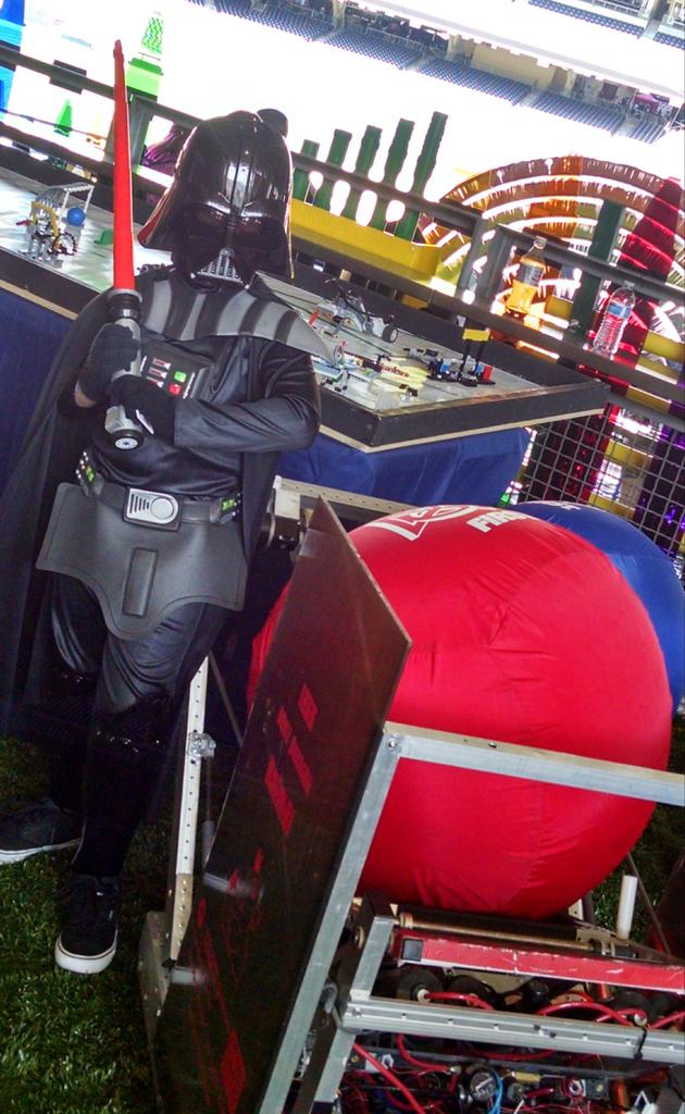 FIRSTweets's tweet image. These ARE the droids u are looking for! #omgrobots #CONIVAL #SDCC @Comic_Con @smrtgrls @NerdistDotCom @GeekandSundry