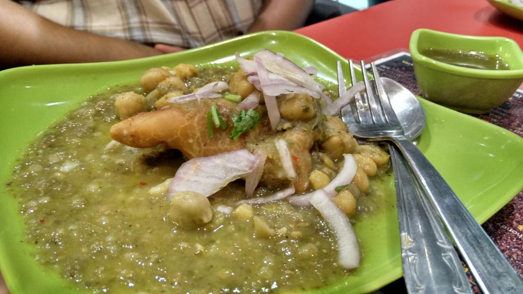 mrugziee's tweet photo. My #BreakfastStory Samosa with Chole at Tea Break @FoodBloggerAI @salloni @purabinaha @afshaa_r @Zeelshah92 @PoojaBD http://t.co/OLfhiV28R0