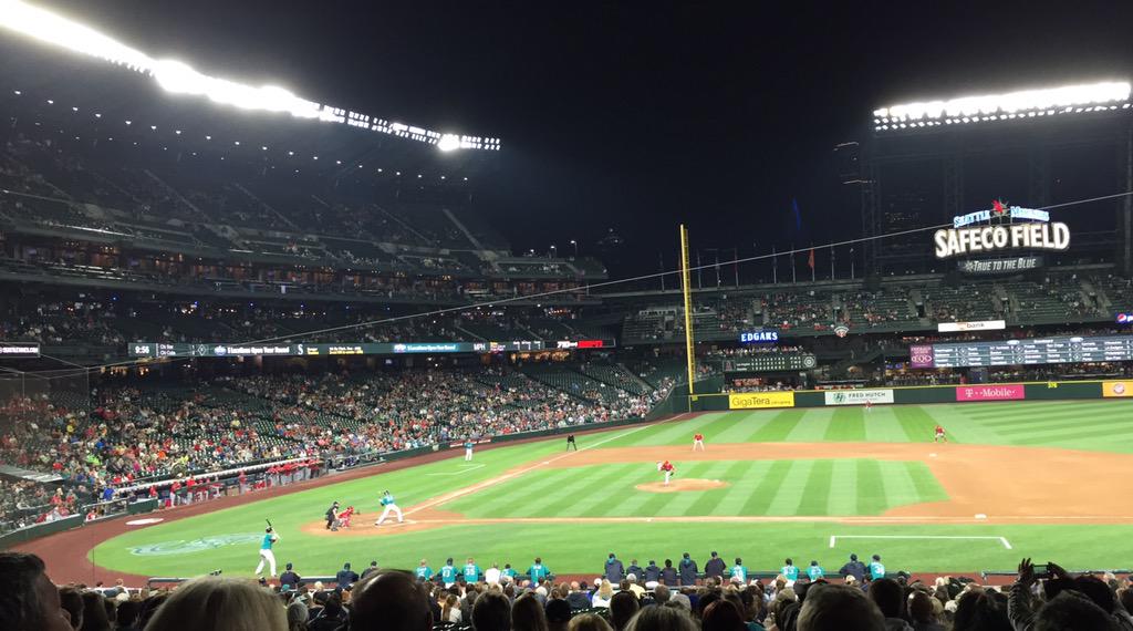 stuart_emma's tweet photo. @Mariners such fun tonight #GoMariners #whata9thInning http://t.co/7yzirXabFq