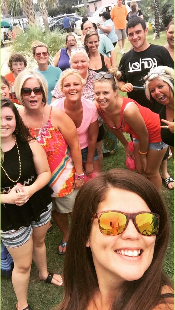 AmandaAdams01's tweet photo. Love all my fans out there but first let us take a selfie!!! 💯❤️😘🍑🇺🇸#DimpledPeach #FanLove #myrtlemanor http://t.co/pdmFfVDdAv
