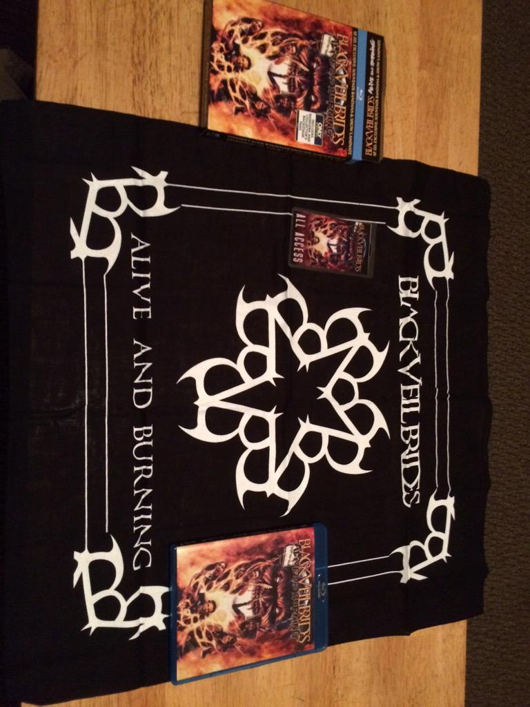 HaydenInReverse's tweet photo. Look what I finally got! I guess it makes up for not being able to go to warped tomorrow. @blackveilbrides http://t.co/iUqNXEKT2Y