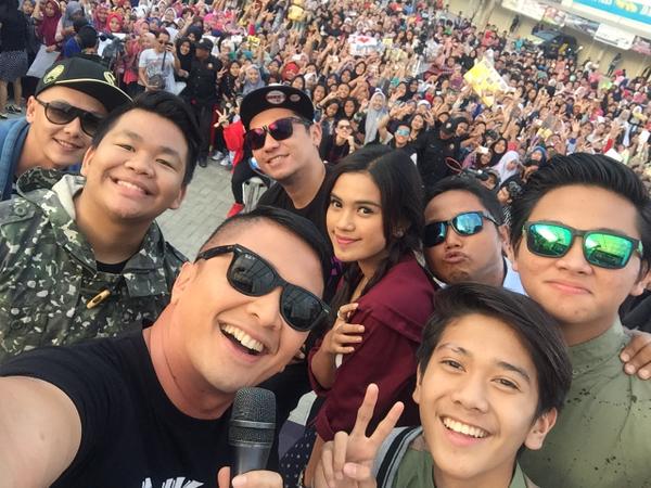 TweetAmbyar's tweet photo. Siapa aja nih yang lagi nonton @InboxSCTV_ ???🙌 #CJRAtInboxRamadhanSCTV http://t.co/JrpxvBcWw8