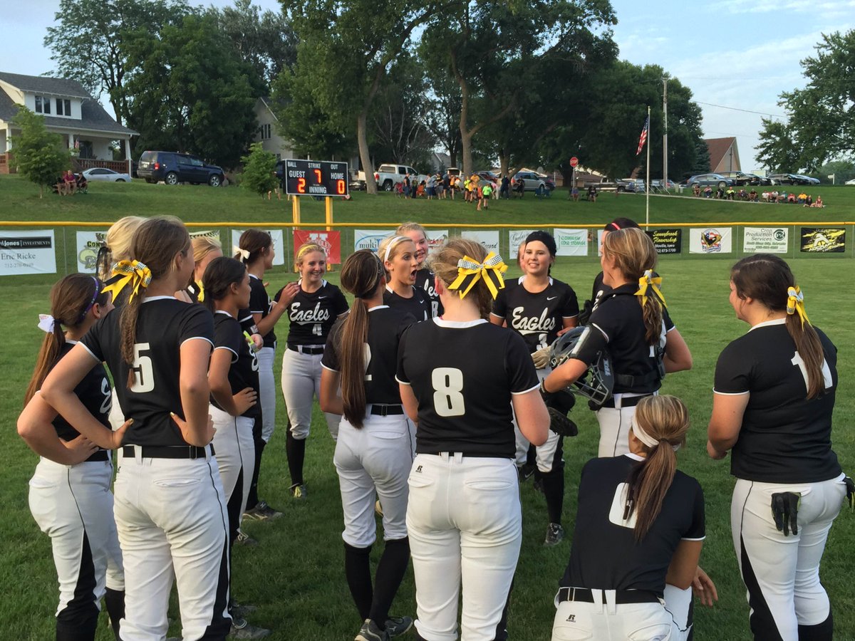 MarkFreundTV's tweet photo. Lawton-Bronson celebrates their 2-0 win over @A_A_Softball. Time of game: just over 1 hour. See it at 10 @ktivsports. http://t.co/rRoncUNann