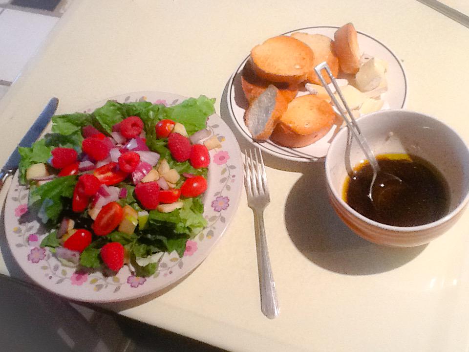 tidy_up's tweet photo. #youdontwinfriendswithsalad http://t.co/cNW9WVTtua