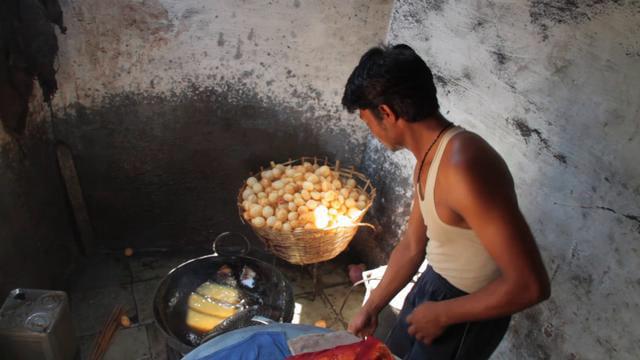 JaysagarG's tweet photo. More than 1000 Pani-puri thelas accros Mumbai , street,gutter,public toilets!
#Kushvijay #hygiene #batch1517 http://t.co/gdnKa2C32L