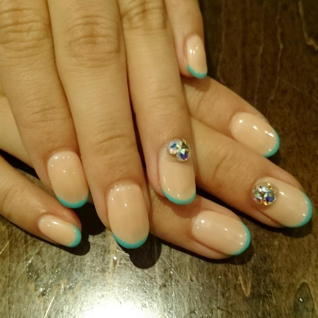 Dinah 祐天寺のネイルサロンdinahです お客様ネイルのご紹介 オレンジベースにターコイズの細フレンチで爽やかに キラキラのストーンも素敵です Http T Co Gqlfccirsp