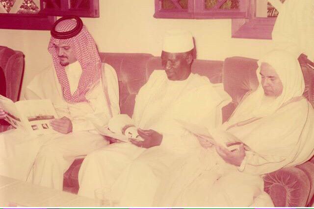 SaudiNews50's tweet photo. الشيخ محمد السبيل،والأمير #سعود_الفيصل مع الرئيس الغيني "سكتوري" أثناء افتتاحهم لجامع #الملك_فيصل في غينيا عام 1404هـ http://t.co/4zRht65m23