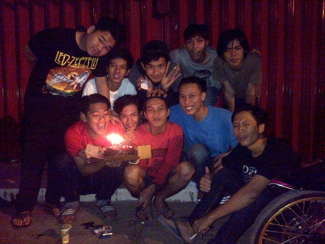 Selamat ulang tahun yg ke 20th untuk vocalist kita <a href="/hafit_fauzi/">My name is</a> semoga diberi kesehatan terus! \m/