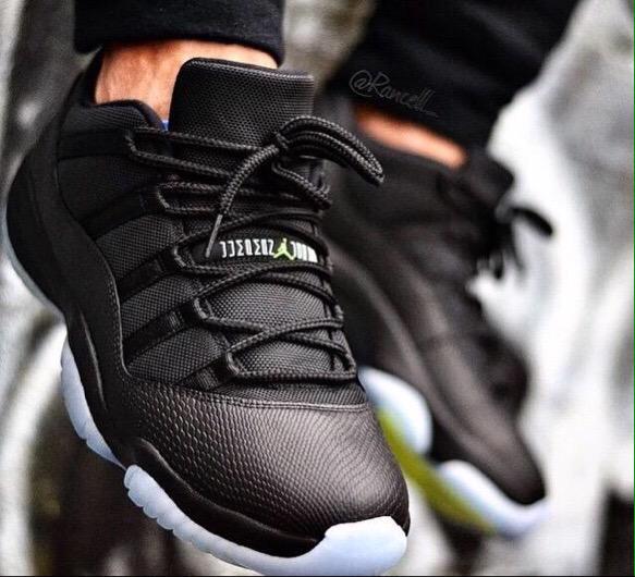 SneakerHooked™ tweet media