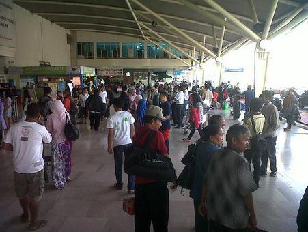 Penumpukan penumpang di Bandara Internasional Sultan Hasanuddin Maros #PulangPergi via <a href="/usmanaffandi4/">Usman affandi </a>