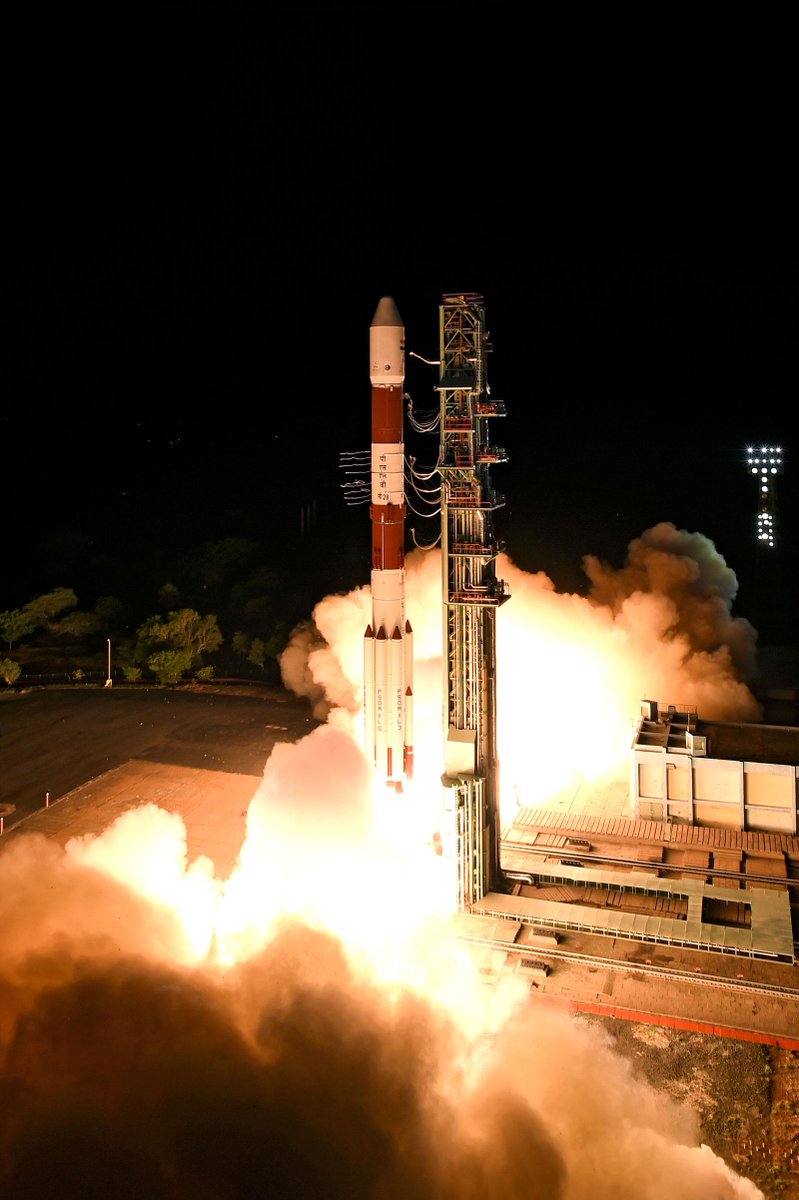 ShuttleAlmanac's tweet photo. New Pic 1 - Todays Indian PSLV-C28 rocket launch carrying 5 UK satellites #PSLVC28 http://t.co/VbiuwqzY7H