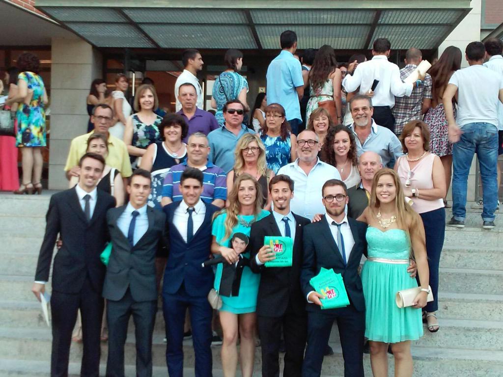 Javier_Molina13's tweet photo. Los padres del Clan #FotoClan #GraduaciónCAFD http://t.co/5nw5rFCJ1U