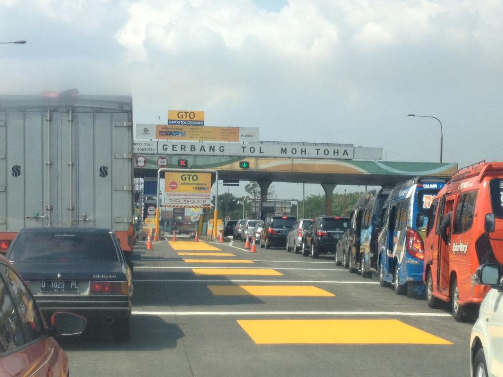 Ada gerbang gto pun percuma, yg ada menambah antrian 11juli2015 13:28