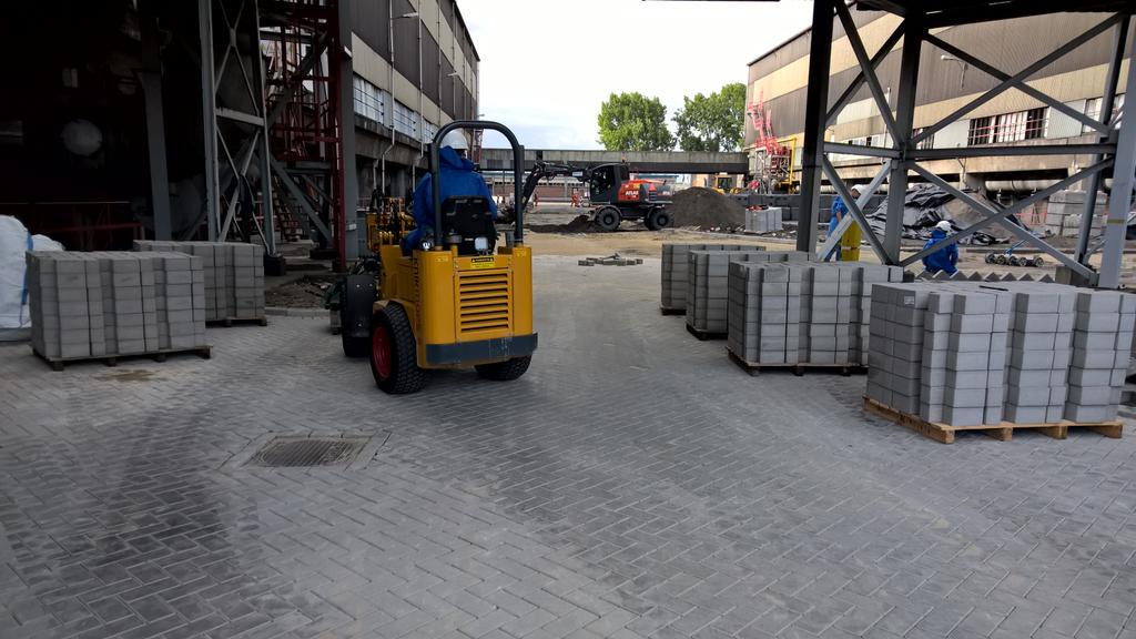 PlugRogier's tweet image. Machinaal aanbrengen 12cm betonklinkers #Saneringscondities @ Aluchemie #Petje af mannen!