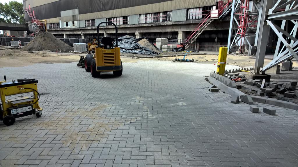 PlugRogier's tweet image. Machinaal aanbrengen 12cm betonklinkers #Saneringscondities @ Aluchemie #Petje af mannen!