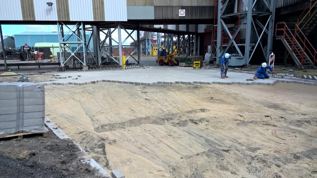 PlugRogier's tweet image. Machinaal aanbrengen 12cm betonklinkers #Saneringscondities @ Aluchemie #Petje af mannen!