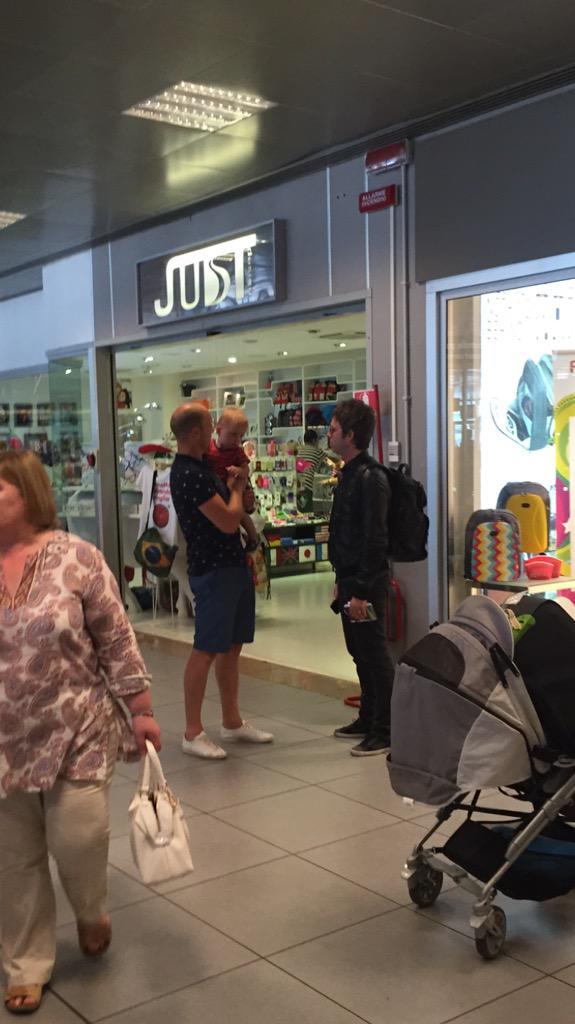 ScottMable80's tweet image. They asked him if he'd sing Happy Birthday for me, he said 'definitely maybe' #NoelGallagher #Rome