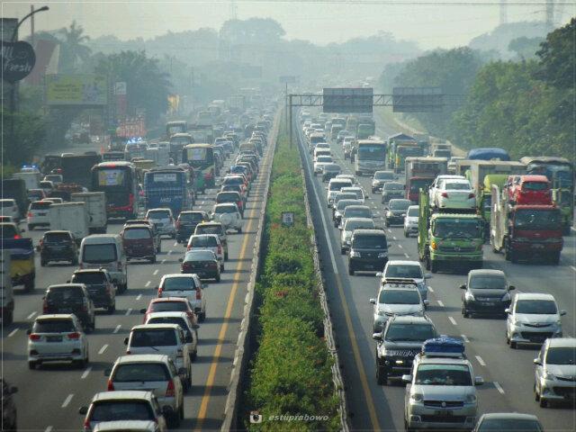 MLover_s's tweet photo. Gaes mudik telah tiba? Kapan mudik? H-7 tol cikampek km 18 tadi pagi sudah pepadat ini lo. http://t.co/nA83DEbGr1