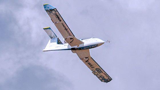 futurasciences's tweet photo. L'#eFan électrique d'@Airbus a traversé la Manche aujourd'hui ! http://t.co/1X0AzaACky #avion http://t.co/EwqRfp6jjc