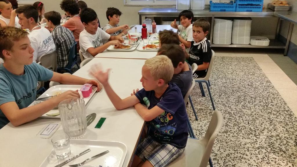 CAMPHOCKEY2015's tweet photo. @CAMPHOCKEY2015 @CDAlamedaOsuna 
@colegio_alameda 
Ayer tuvimos la última cena del Campus.
Gran experiencia. http://t.co/6Qo2T98JYg