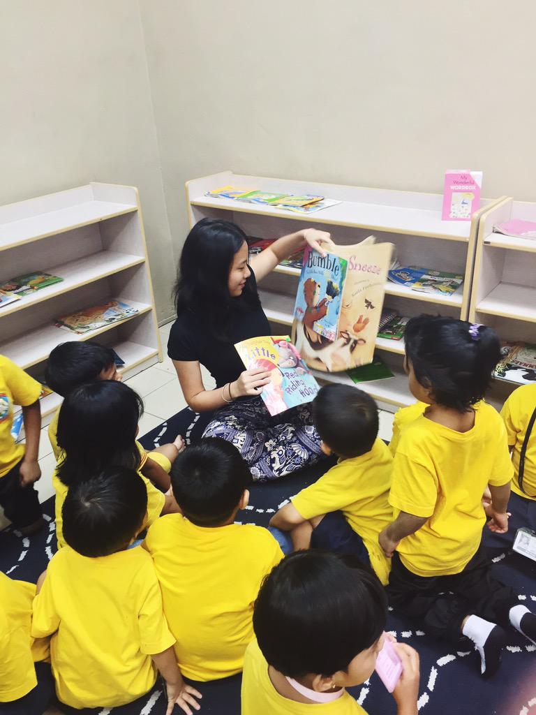 TCSHRotaract's tweet image. Yesterday at Dignity: Reading session &amp;amp; kids learnt how to spell frog! Also welcoming our newest puppeteer, Mr Kent 🐸